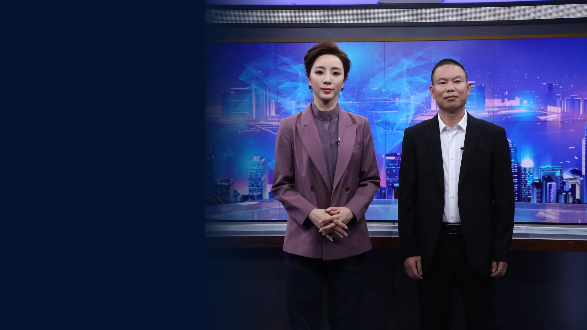 《崛起中国》第322期演播室内主持人与星雨洁受访者合影