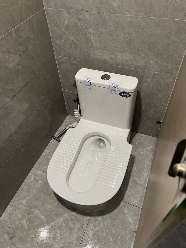从门口看向灰色墙面卫生间的完整安装环境