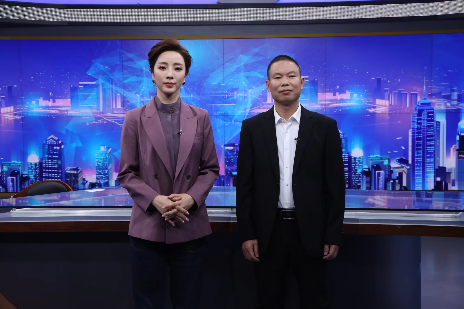 央视《崛起中国》第322期星雨洁演播室合影